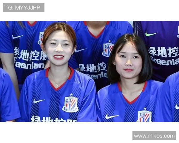 女网红与足球球星合照引热议网友纷纷围观称羡不已 女网红与足球球星合照引热议网友纷纷围观称羡不已